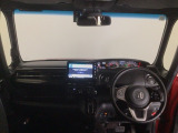 【前方視界】開放的な前方視界!運転がしやすく疲れにくいです♪窓が大きく、見通しがとっても良いおクルマですよ♪