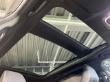 【パノラマルーフ】大型のガラスルーフ搭載で車内の解放感が一気にアップ!開放的なドライブをお楽しみいただけます。