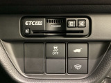 ハンドルの右下にETC2.0がついています。高速道路の料金所の通過も楽々です。 カードの取り出しもしやすい場所についています。その下には車内で操作のできる、電動テールゲートのスイッチもついています。