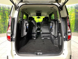 ラゲッジルームは、大容量のスペースを確保。普段のお買い物からレジャーまで、幅広く活躍してくれます!また、リアシートを倒すことでバリエーション豊かにお使いいただけます。
