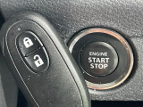 【キーレススタートシステム】カバンやポケットに入れたままでもドアの施錠・解錠が可能なスマートキーを装備。エンジンのオン・オフ時もカギを取り出す必要が無いからとっても便利です♪