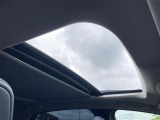 【サンルーフ】解放感溢れるサンルーフ!!車内には爽やかな風や太陽の穏やかな光が差し込みます♪
