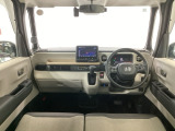 【前方視界】開放的な前方視界!運転がしやすく疲れにくいです♪窓が大きく、見通しがとっても良いおクルマですよ♪