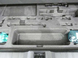 最近はパンク修理キットが標準ですね。タイヤの無い分軽量化と収納スペース確保できますね。