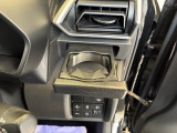 ワンプッシュ式オートオープンカップホルダー。