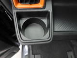 カップホルダーは運転席や助手席からちょうど手の届く位置です!!