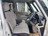 運転席側から観たフロントシートのイメージです。
