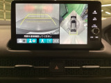 マルチビューカメラシステム搭載車です。お車の周囲を全方位でカバーします。後方・前方・両脇と、コンディションが悪い視界でもカラーモニターに映し出した映像がドライバーをサポートします。