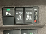 【両側パワースライドドア】両側がパワースライドドアになっており、運転席のスイッチやスマートキーでも開閉が可能です!開口部も広いので乗り降りも楽々♪