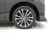 タイヤサイズは(175/55R15)で純正アルミホイールです。
