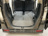 後席のシートをスライドさせると、広い荷室空間が生まれます。