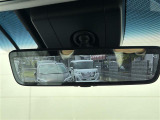 【デジタルインナーミラー(トヨタ)】車両後方カメラの映像をルームミラーに映すことが出来ます。 そのため、後席に人や荷物があって後方が見えづらい場合でもしっかり視界を確保することが出来ます。