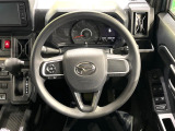インテリアに合わせたデザインのステアリングは、運転される方のことも考え、運転しやすい形状、大きさです。是非一度、実際に触ってお確かめください。