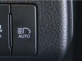 オートマチックハイビームとは、先行車や対向車のライトを認識し、ハイビームとロービームを自動で切り替える機能です。夜道の視界を確保します。詳細は販売店スタッフまでお尋ね下さい。