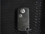 ◆スマートキー◆カギをバッグやポケットに入れたままでもドアロックの開閉ができる『スマートキー』付き!雨天や暗くなってもカギを取り出す必要がなくドアの開錠&エンジンも始動できます