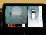 フロントビューで見通しが悪いT字路などの道でも見通し良く映し出してくれるので安心♪※あくまでも補助的な装置なので目視確認もお忘れなく!