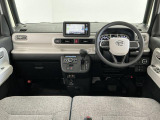 【インパネ】運転のしやすさを最優先に設計された見晴らしの良いフロントビュー。車両間隔が掴みやすく狭い道でも安心♪「安全」と「品質」を最優先に、安心してお乗りいただけるクルマを提供いたします。