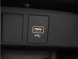 【USBジャック】充電をスマートに。スマートフォンやタブレット、携帯ゲーム機などの充電が可能。