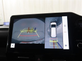 パノラミックビューモニター付きです。車両を上から見たような映像をディスプレイオーディオ画面に表示。運転席からの目視だけでは見にくい、車両周辺の状況をリアルタイムでしっかり確認できます。