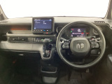 車内は光触媒抗菌消臭施工済です。スタイリッシュなデザインでスポーティなインパネ周りを演出します。グローブボックスやカップホルダーのほかにトレーなどたくさんの収納スペースが付いています。