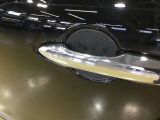 ドアハンドルに傷が付かないよう保護マットが施工されています
