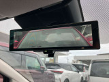 スマートルームミラー◆積載物などで、さえぎられがちなルームミラーの後方視界。車内状況に関わらず車両後方にあるカメラの映像をルームミラーに映し出します!もちろん夜や悪天降雨でもクリアな後方視界を確保!