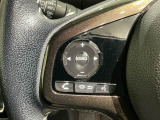 ステアリングにオーディオ操作スイッチが付いています。オーディオ画面に直接タッチしなくても操作が出来ますので、運転に集中できます。