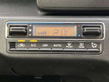 オートエアコンは温度を設定するだけで、自動で風量などを設定してくれます。運転しながら操作も必要ないので、安全性も向上します。