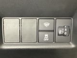 ハンドルの右側にはヘッドライトレベライザーとVSA(ABS+TCS+横滑り抑制)の解除スイッチがついています。ヘッドライトレベライザーは道路状況や積荷の加重に応じてライトの高さを調節できます。