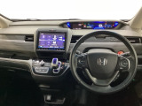 車内は光触媒抗菌消臭施工済です。スタイリッシュなデザインでスポーティなインパネ周りを演出します。グローブボックスやカップホルダーのほかにトレーなどたくさんの収納スペースが付いています。
