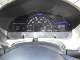 スピードメーターです。シンプルで運転中でも見やすいデザインですよ。