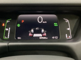 デジタル表示のスピードメーターとタコメーター、燃費やオドメーターなどの表示の他に、ホンダセンシング機能などの表示もできる多機能なマルチインフォメーション・ディスプレイです。