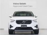ボルボXC40は、よりスマートに、より大胆に生まれ変わりました。刷新されたフロントフェイス、先鋭的な躍動感を感じさせるスタイリング。SUVの姿を体現するプロポーションは力強さに溢れた佇まいを見せます。