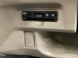 ハンドルの左下にETCがついています。高速道路の料金所の通過も楽々です。 カードの取り出しもしやすい場所についています。