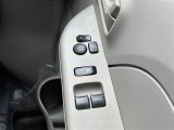 【電動格納ミラー】運転席のスイッチで、ドアミラーの開閉や角度の調整ができます。