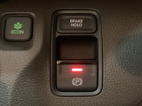 セレクトレバーの右に電子制御パーキングブレーキがあります。スイッチひとつで、停車した地点の傾斜などをシステムが検知・判断してブレーキ力を自動的に最適制御し、しっかり停車できるパーキングシステムです。