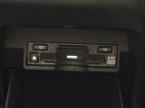 【ETC2.0(DSRC/ITSスポット)】ETCカードを挿入すれば料金所はノンストップで通過できます。ETC限定の割引や、高速道路の情報提供サービスを利用できます。