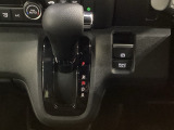 CVT車のセレクトレバーです。低速から高速まで、変速ショックのないスムーズな走りと、エンジン効率のよい領域を維持して燃費にも貢献します。サイドブレーキはスイッチ操作の電子制御パーキングブレーキです。