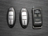ポケットやカバンに入れたままドアの開閉ができるインテリジェントキーです純正エンジンスターターついています