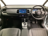 車内は光触媒抗菌消臭施工済です。インパネ周りはスタイリッシュなデザインで機能や装備も充実しています。グローブボックスやカップホルダーのほかにトレーなどたくさんの収納スペースが付いています。