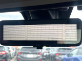 【スマートリヤビューミラー】後席の大きな荷物や同乗者で後方が確認しづらい時でも安心!カメラが撮影した車両後方の映像をルームミラー内に表示。クリアな視界で状況の確認が可能です!