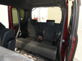 【広々とした後席】足元もゆったりしており、大人の方でもくつろげます。大切な方とのお出かけにぴったりです。