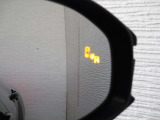 隣車線を走る車両をレーダーで検知し、ドアミラーでは確認しにくい後側方エリアに存在する車両に加え、急接近してくる車両も検知します。車両を検知するとドアミラーに搭載されたLEDインジケーターが点灯します。