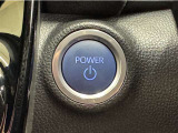 システムスタートボタンです。キーが車内にあれば、HVシステムの始動・停止はブレーキを踏んでスイッチを押すだけ!キーを取り出す手間を省き、ワンプッシュで簡単でスムーズです。