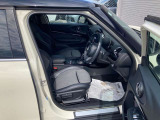 サポートのきいたスポーツシートですので、長時間の運転でも快適にお過ごしいただけます。