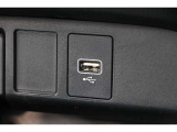フロントにはナビ連携のUSB-Aソケットを備えています。