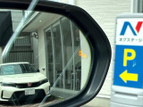 【ブラインドスポットモニター】走行中、ドアミラーの死角になりやすい箇所に後続車が接近するとサイドミラーのレンズに警告を表示!ドライバーに注意喚起をしてくれます。