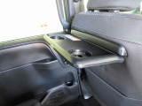 助手席シートバックにも折りたたみ式テーブルを装備。快適なドライブのお役立ち♪