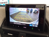 リバースギアに入れるだけで後方の表示へ切り替わります。夜間や雨の日の駐車も楽になりますよ。