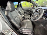 運転席まわりには十分なスペースがあり、大柄な方でもゆったり運転していただける環境です。